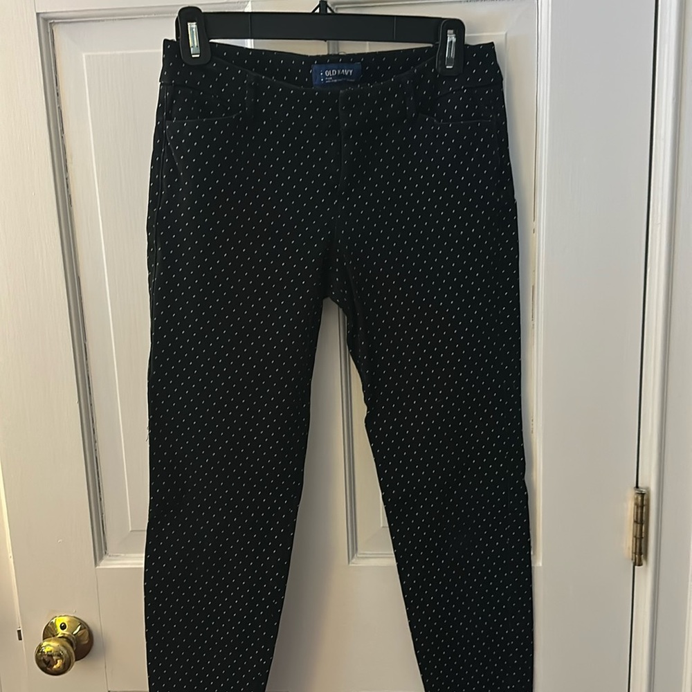 Old navy Pixie pant black with small white design.